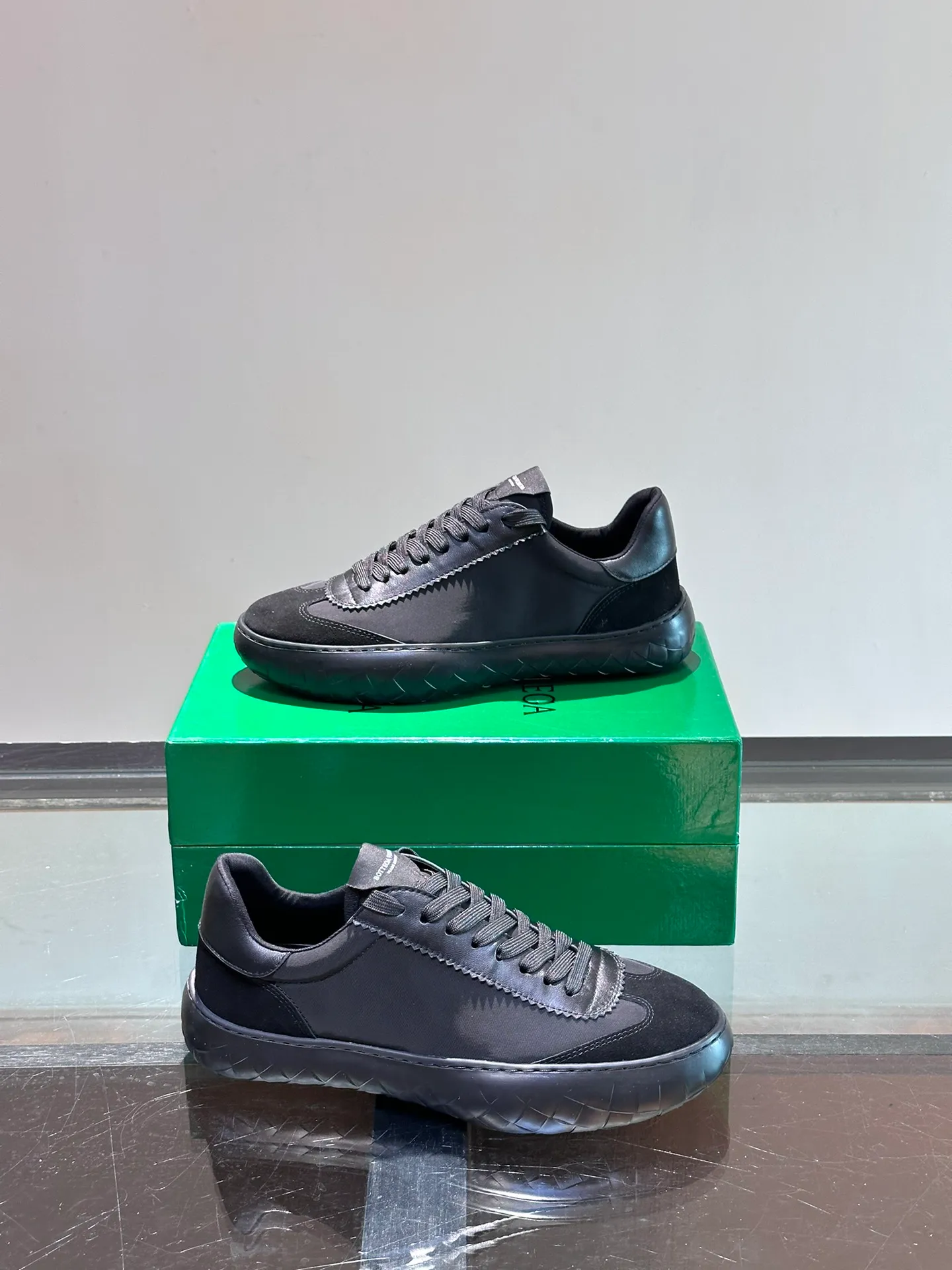 Men's shoes 💰p420 "BV" Bottega Veneta 🆕 New men's moral training sneakers, made of Sneaker technology nylon and suede, inspired by retro basketball shoes, a new interpretation of classic sneakers, light, comfortable and breathable summer essentials, the soles are made of classic woven texture, super recognizable, nylon suede splicing, full of texture! Size: 38-44 (45 customized)